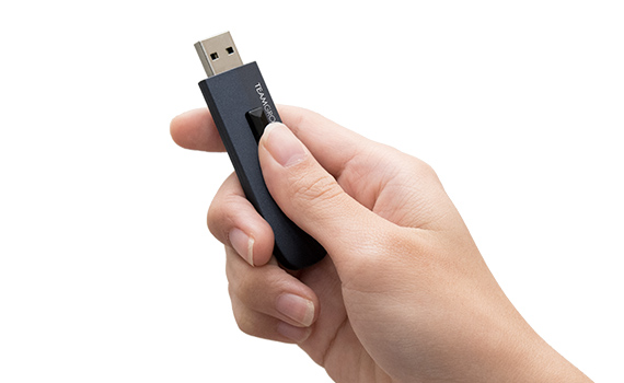 Effortless retractable design for flash drive